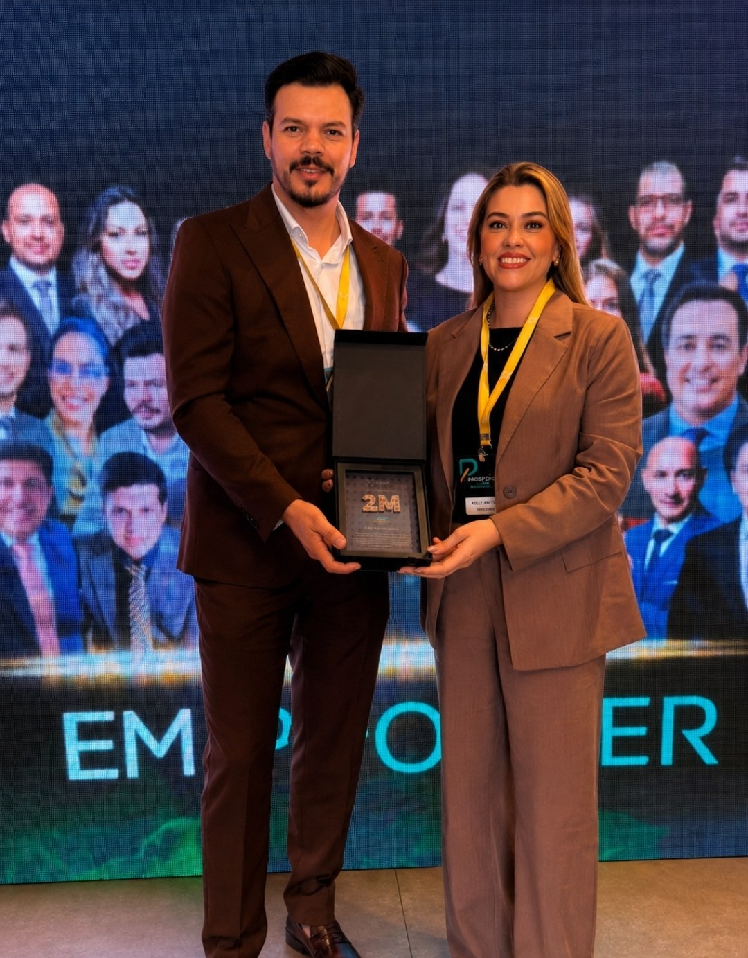 Cleison e Kelly recebendo o prêmio de 2M em faturamento no evento Prospera Direito